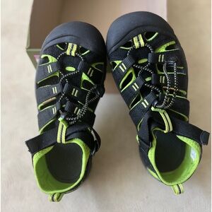 😎😎 Keen Youth Black/Lime Green Newport H2 Sandal “NWT” 😎😎
